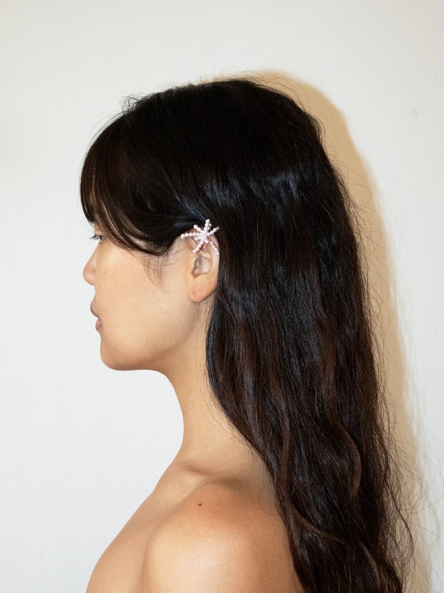 닝닝 착용 Signature pale pink motif Earcuff│시그니처 페일 핑크 모티브 이어커프