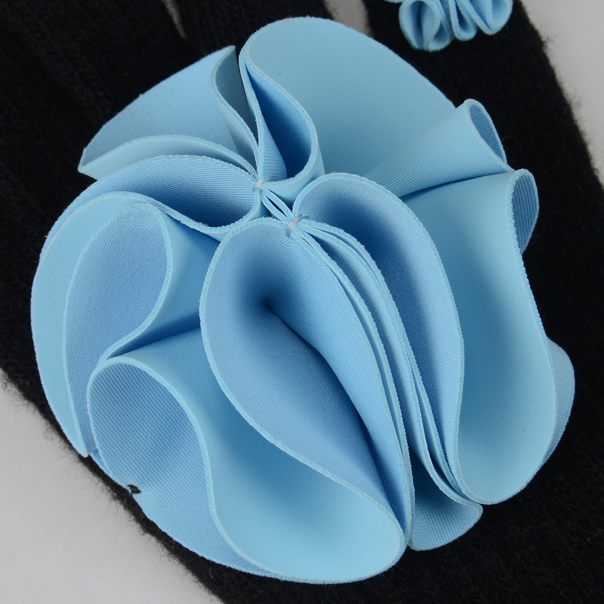 Guko Gloves in Powder Blue - SUN WOO 선우 - CAVA LIFE