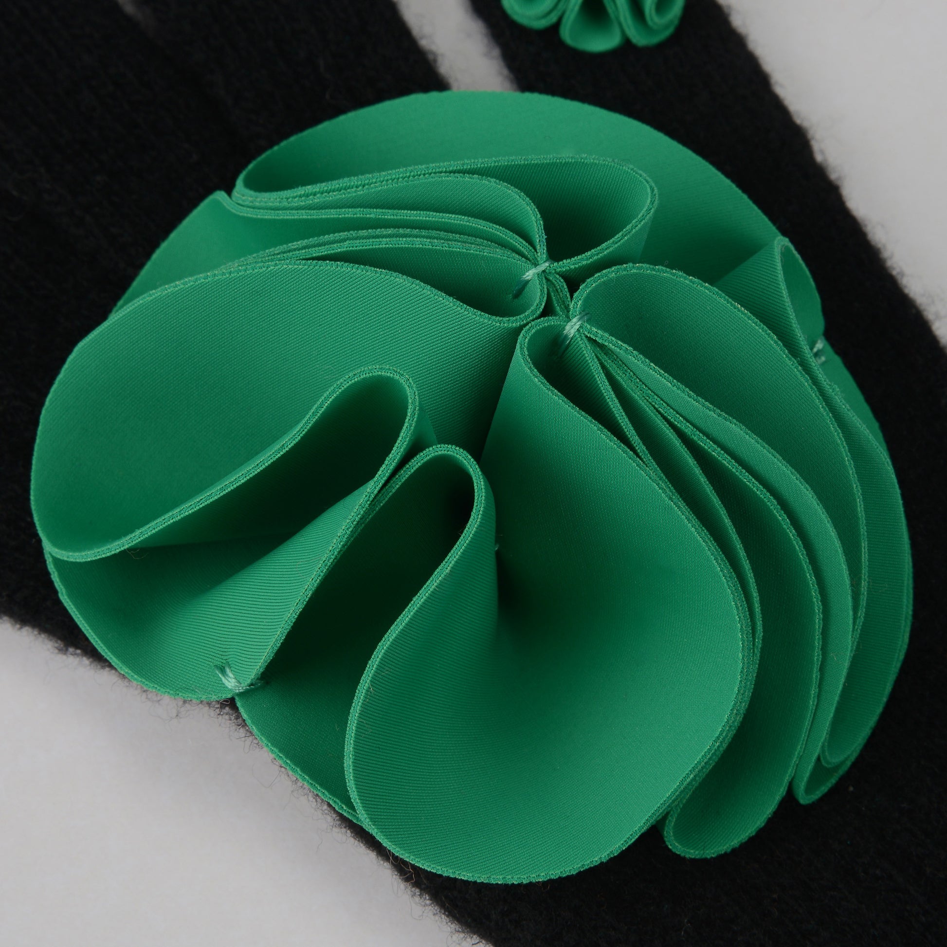 Guko Gloves in Spinach Green - SUN WOO 선우 - CAVA LIFE